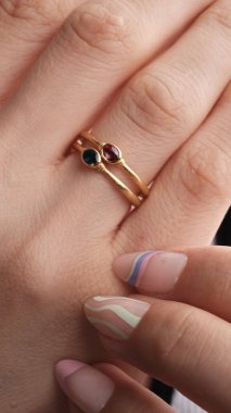 Modern Kadınlar İçin Şık Altın ve Elmas Mücevherler