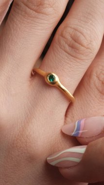 Modern Kadınlar İçin Şık Altın ve Elmas Mücevherler