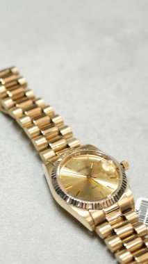 Modern Kadınlar İçin Şık Altın ve Elmas Mücevherler