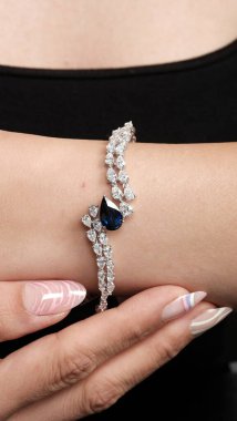 Modern Kadınlar İçin Şık Altın ve Elmas Mücevherler