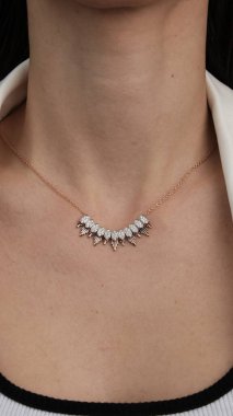 Kadınlar İçin Klasik Elmas ve Altın Mücevher