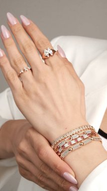 Gemstone 'lu zarif Altın ve Elmas Yüzükler