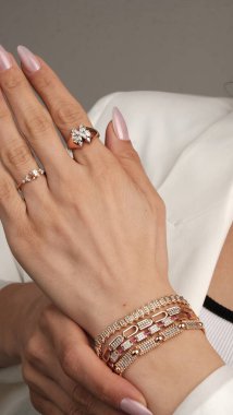 Gemstone 'lu zarif Altın ve Elmas Yüzükler