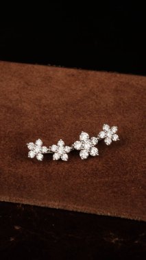 Gemstone 'lu zarif Altın ve Elmas Yüzükler