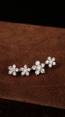 Gemstone 'lu zarif Altın ve Elmas Yüzükler