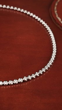 Gemstone 'lu zarif Altın ve Elmas Yüzükler