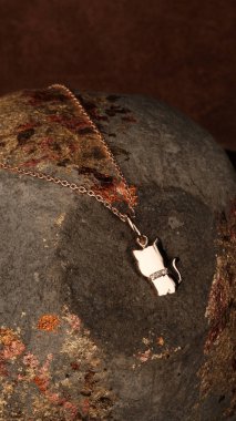 Gemstone 'lu zarif Altın ve Elmas Yüzükler