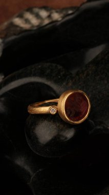 Gemstone 'lu zarif Altın ve Elmas Yüzükler