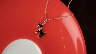 Gemstone 'lu zarif Altın ve Elmas Yüzükler