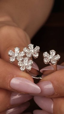 Gemstone 'lu zarif Altın ve Elmas Yüzükler