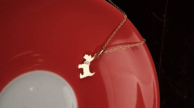 Gemstone 'lu zarif Altın ve Elmas Yüzükler