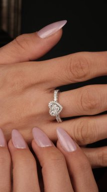 Gemstone 'lu zarif Altın ve Elmas Yüzükler