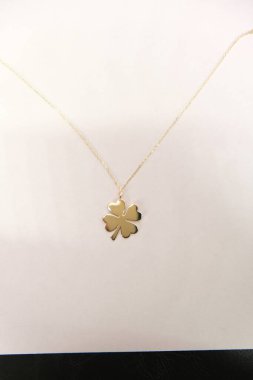 Gemstone 'lu zarif Altın ve Elmas Yüzükler