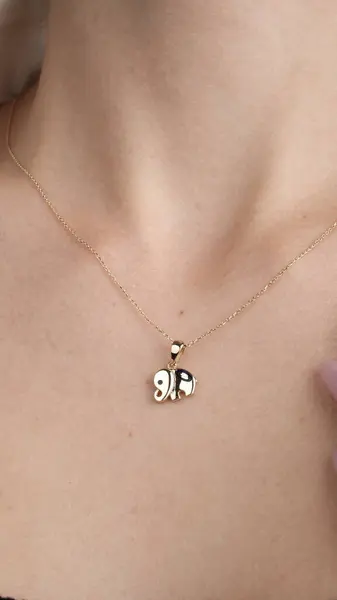 Parlak Altın Mücevherler Göz kamaştırıcı elmaslarla