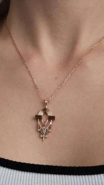 Parlak Altın Mücevherler Göz kamaştırıcı elmaslarla