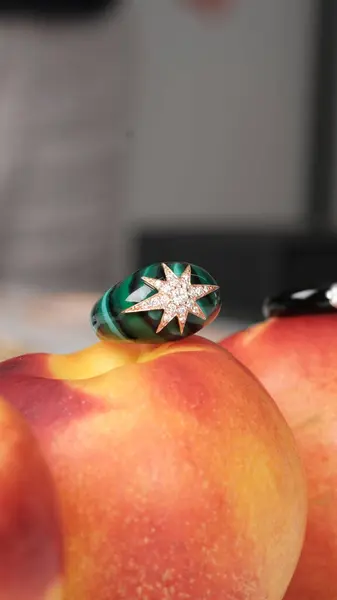 Parlak Altın Mücevherler Göz kamaştırıcı elmaslarla