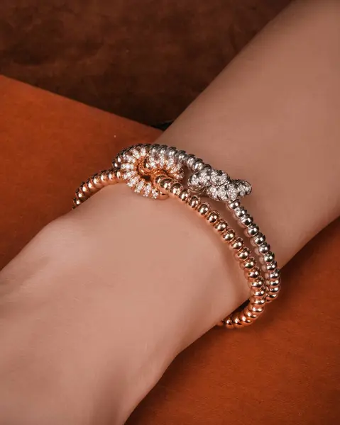 Altın Küpeli Güzel Elmas Küpe