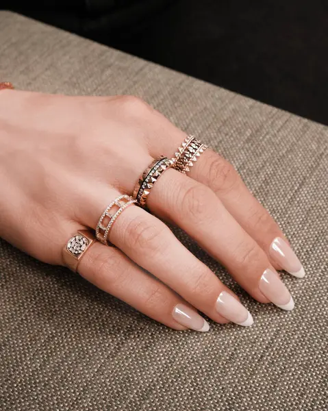 Altın Küpeli Güzel Elmas Küpe