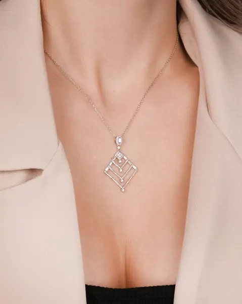 Zarif Altın ve Elmas Kolyeler