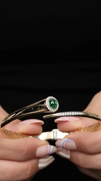 Modern Kadınlar İçin Şık Altın ve Elmas Mücevherler