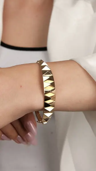 Kadınlar İçin Klasik Elmas ve Altın Mücevher