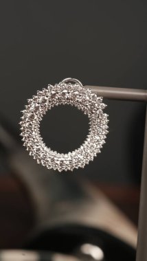 Parlak Elmaslı Görkemli Altın Mücevherler