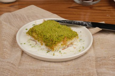 Renkli Taşlı Eşsiz Altın ve Elmas Mücevherler