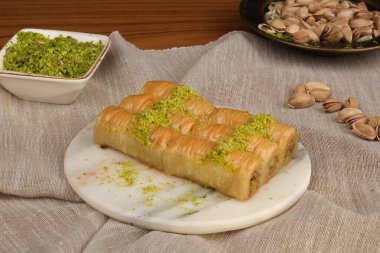 Renkli Taşlı Eşsiz Altın ve Elmas Mücevherler