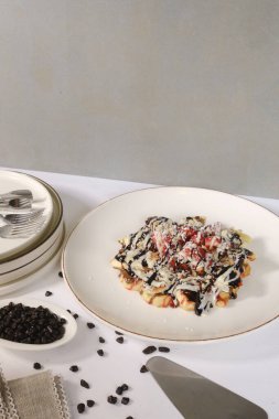 Krem şanti ve böğürtlenli waffle.