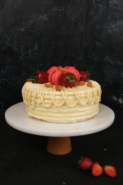 Çilekli ve çiçekli çikolatalı pasta.