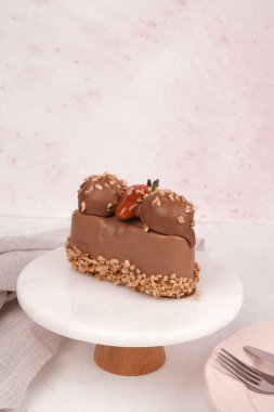 Renkli şekerli lezzetli doğum günü pastası.