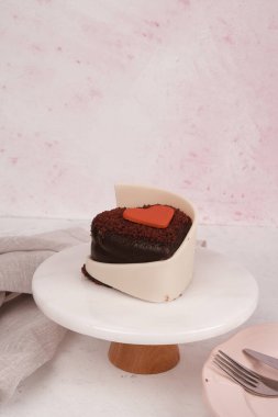 Renkli şekerli lezzetli doğum günü pastası.