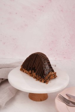 Renkli şekerli lezzetli doğum günü pastası.