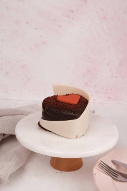 Renkli şekerli lezzetli doğum günü pastası.