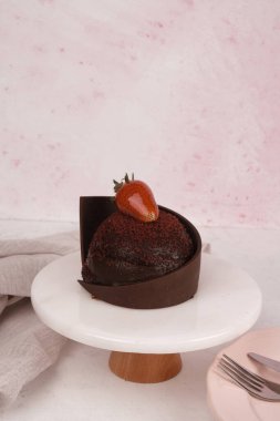 Renkli şekerli lezzetli doğum günü pastası.