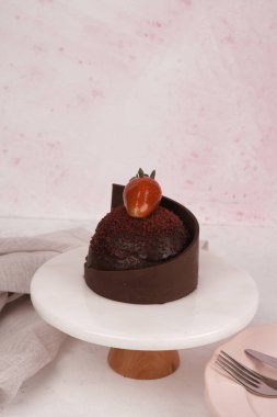 Renkli şekerli lezzetli doğum günü pastası.