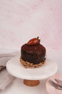 Renkli şekerli lezzetli doğum günü pastası.