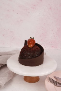 Renkli şekerli lezzetli doğum günü pastası.