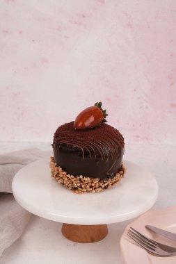 Renkli şekerli lezzetli doğum günü pastası.