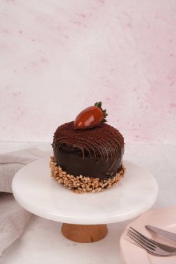 Renkli şekerli lezzetli doğum günü pastası.