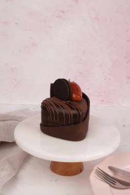 Renkli şekerli lezzetli doğum günü pastası.