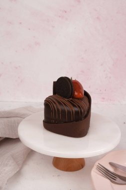 Renkli şekerli lezzetli doğum günü pastası.