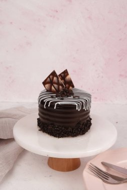 Renkli şekerli lezzetli doğum günü pastası.