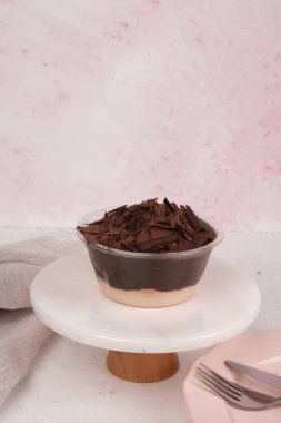 Renkli şekerli lezzetli doğum günü pastası.