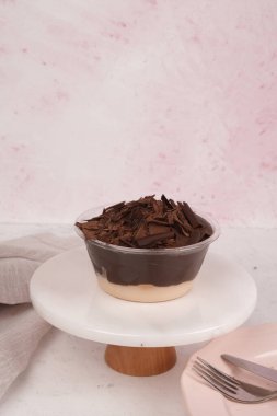 Renkli şekerli lezzetli doğum günü pastası.