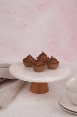 Lezzetli kremayla dolu çıtır bir pasta.