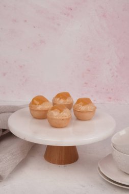 Lezzetli kremayla dolu çıtır bir pasta.