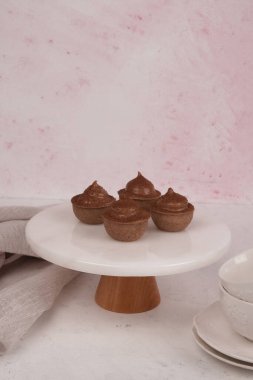 Lezzetli kremayla dolu çıtır bir pasta.