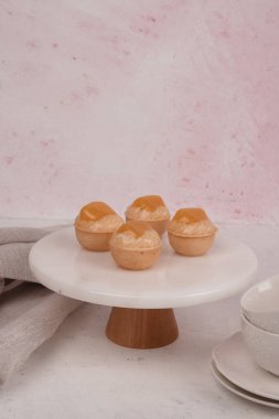 Lezzetli kremayla dolu çıtır bir pasta.