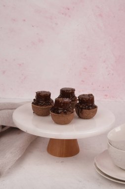 Lezzetli kremayla dolu çıtır bir pasta.